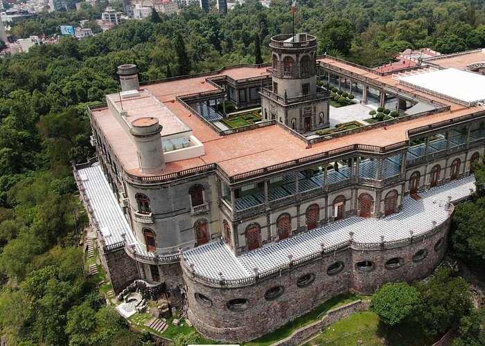 Extended private guided tour of Chapultepec Castle with dedicated local guide