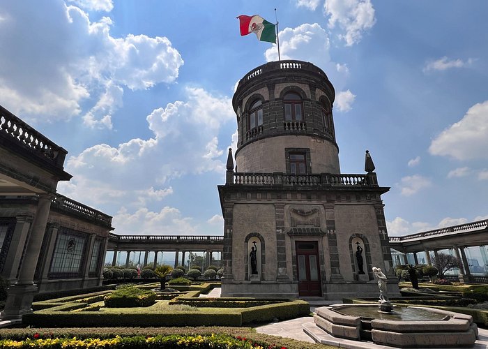 Private Tour in Chapultepec Castle & Around with Transport