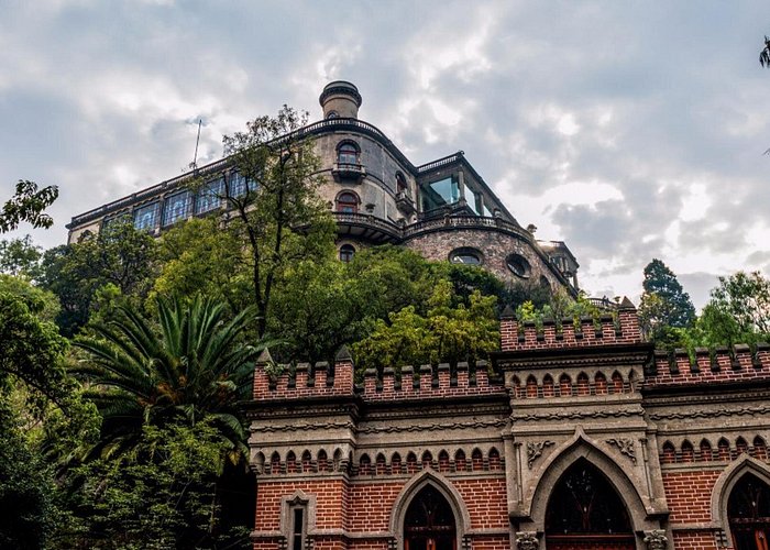 Private Walking Tour Anthropology Museum & Chapultepec Castle